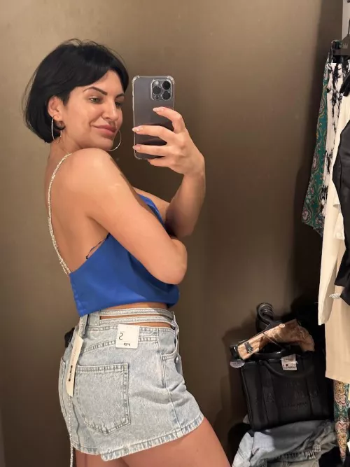 😜Can you help me change this tight skirt?