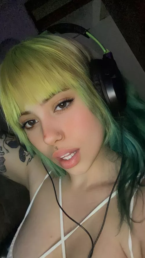 Do you ever wondered how it feels like to sleep next to a busty goth girl?😉