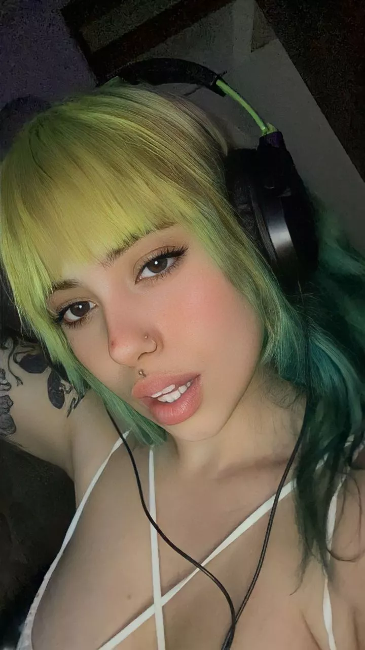 Do you ever wondered how it feels like to sleep next to a busty goth girl?😉