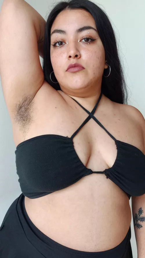 Does my pits look soft and lickable? I dare you to sniff them🤭