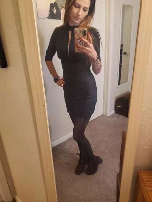 Feeling classy, I love this outfit with the maroon boots