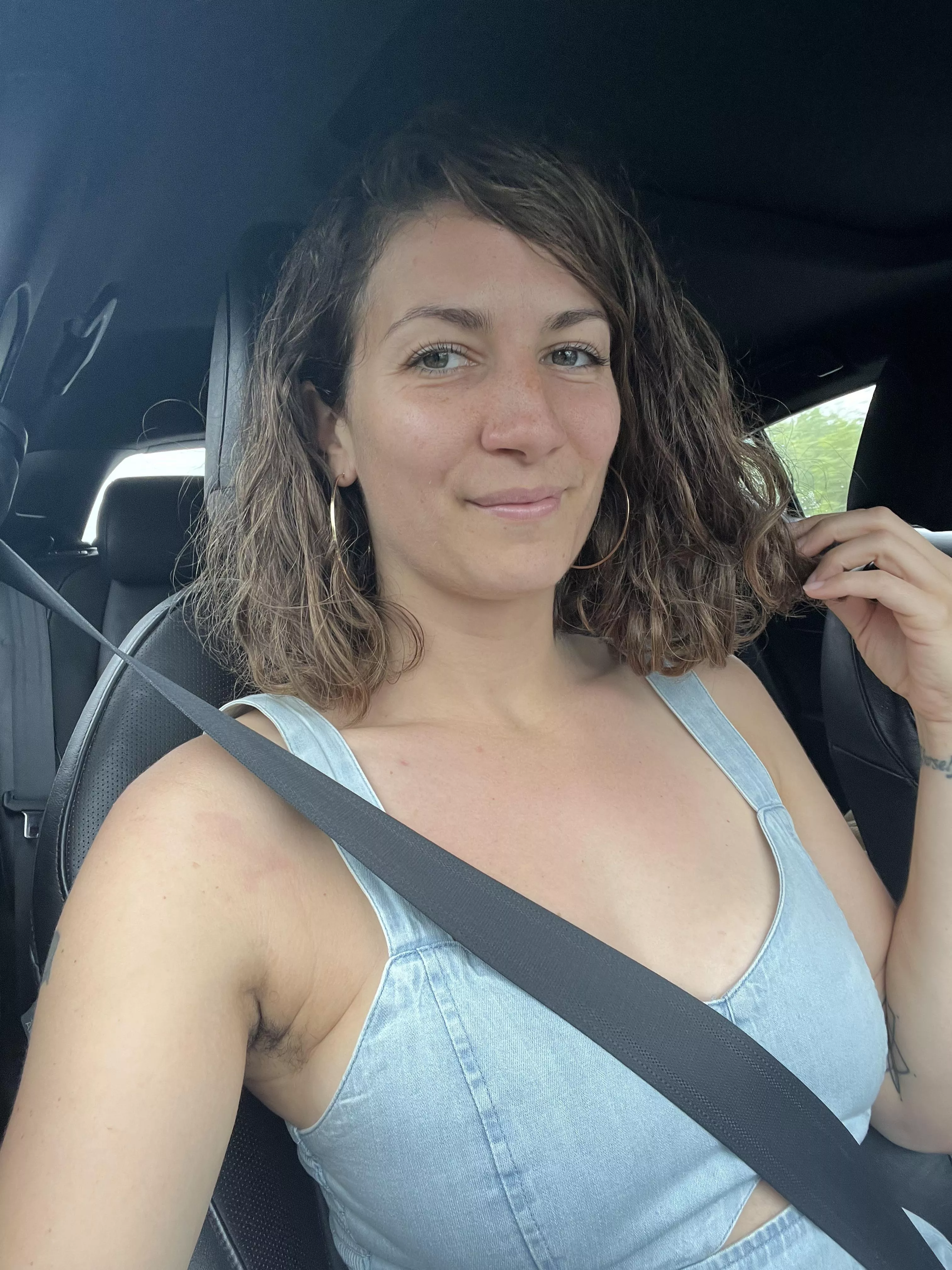 Feeling cute in the car 💁🏻‍♀️ [f]