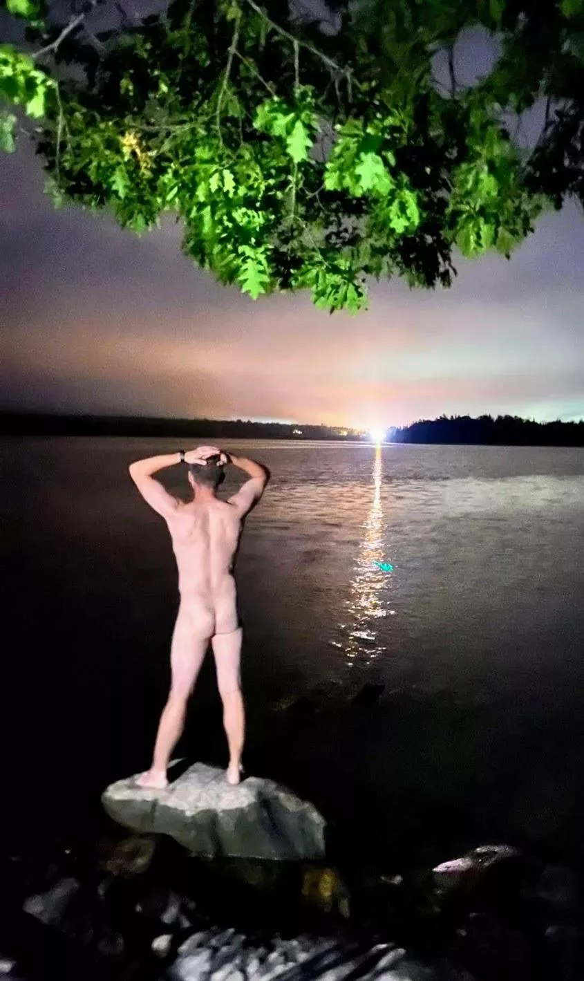 Looking out over the ocean 🌊 🍑😉