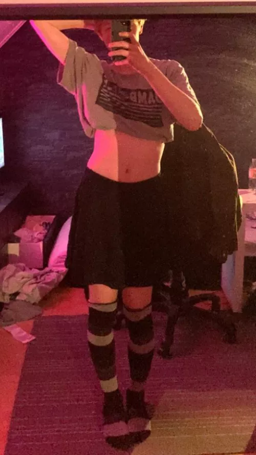 One short boi (featuring my messy room)