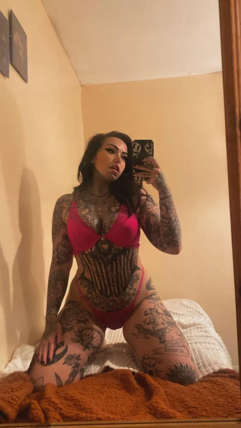 Tattoos & pink lingerie 💗🖤
