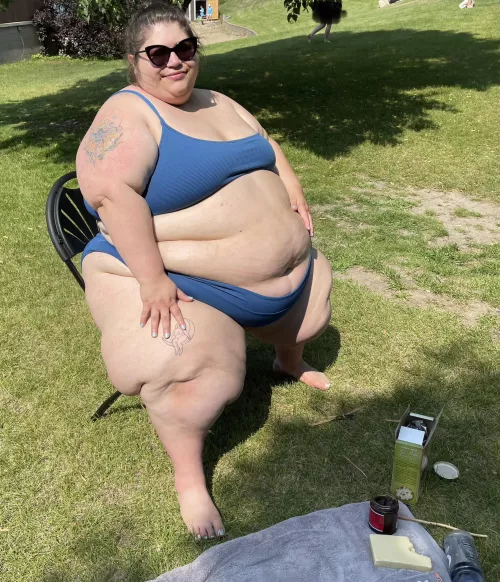 upvote if you’d love to have a picnic by the lake w me 😘