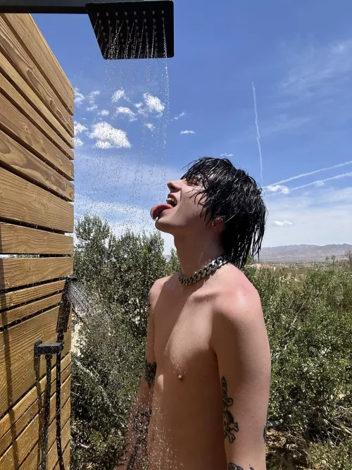 24 say hi if i can send you the full pic