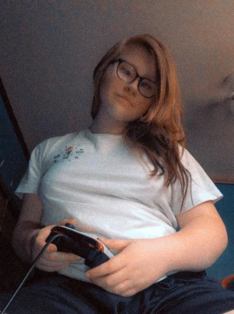 Anybody down for some braless videogaming? 😋