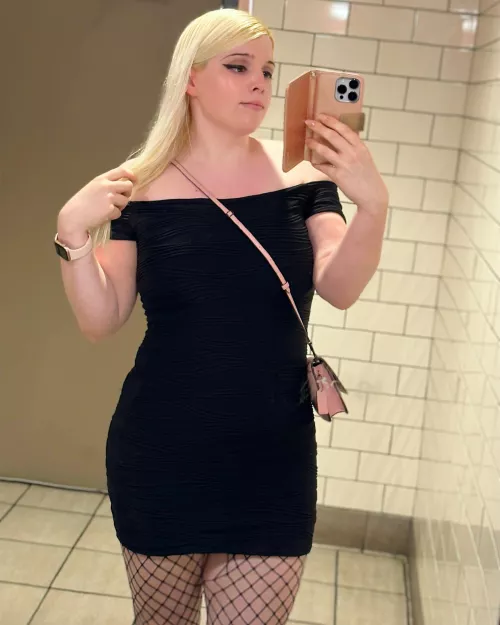 Do I look good in black? 😋