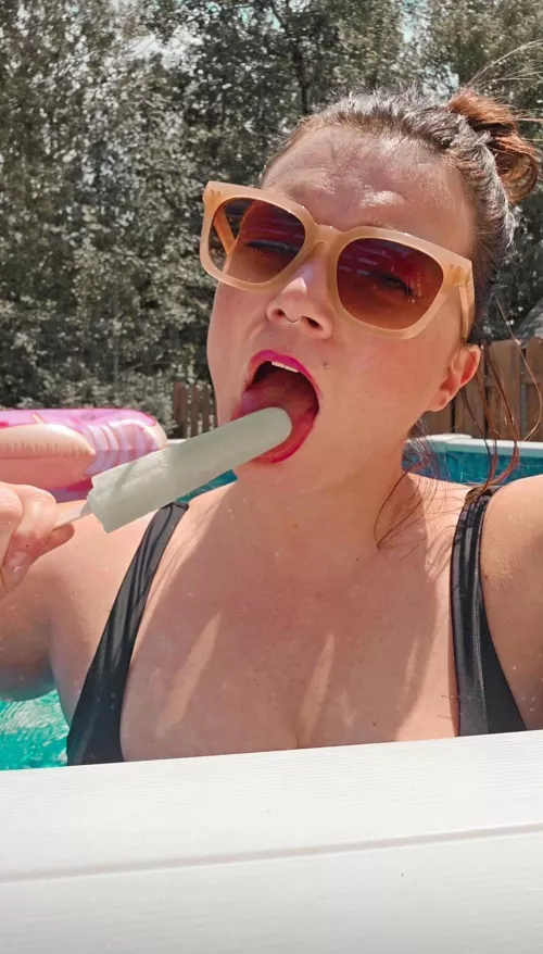 I'm your fave newbie to Chaturbate! 💘 SARAHMOXXX