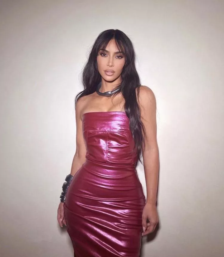 Kim and those curves🔥