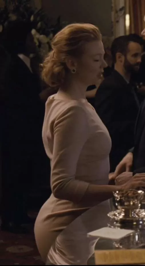 Let’s jerk to Sarah Snook’s fat ass