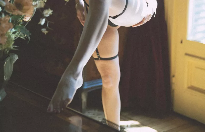 my sexy legs look very cool in the frame :)