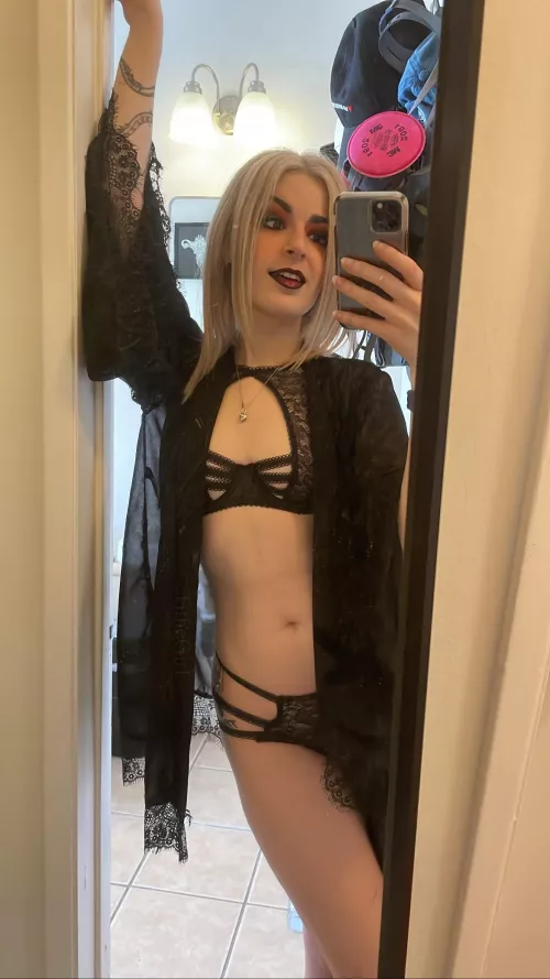 tiny titty goth gf 🖤