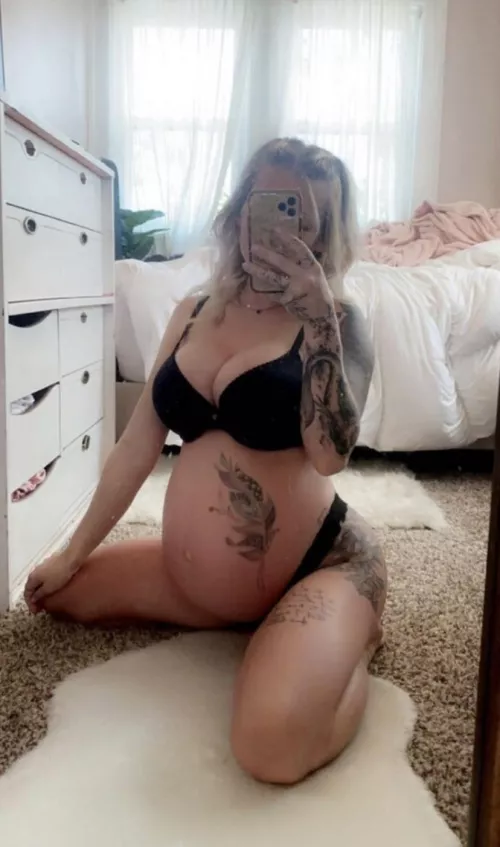 Would u fuck this preggo chick?