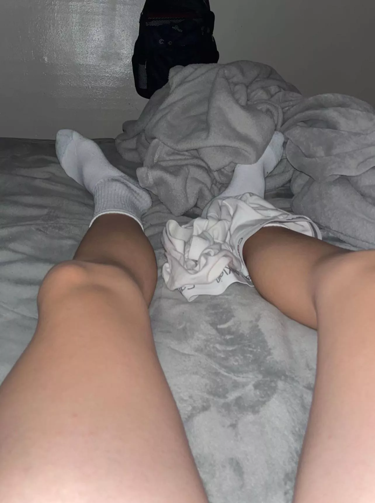 18 dm me I like feet and have a kink for cum socks. dm if same interests