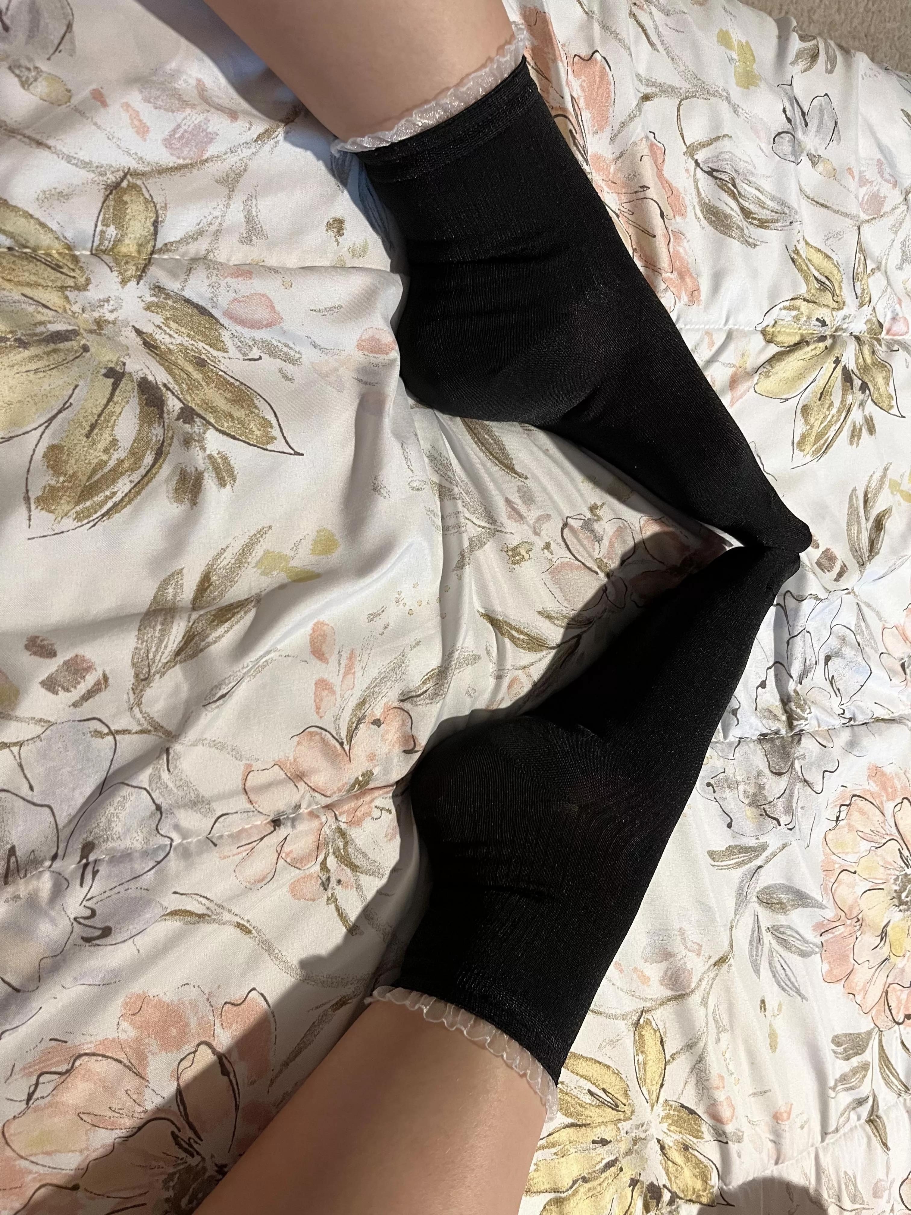 Do you like frilly socks? 🖤🤍