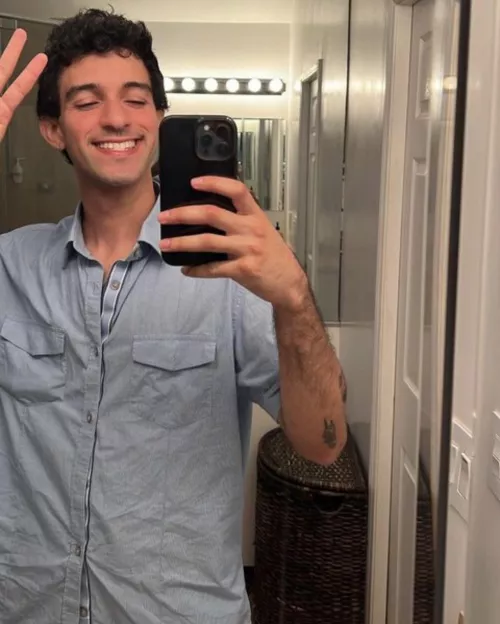 Hi! 26, Bi, and looking to chat! HMU (: