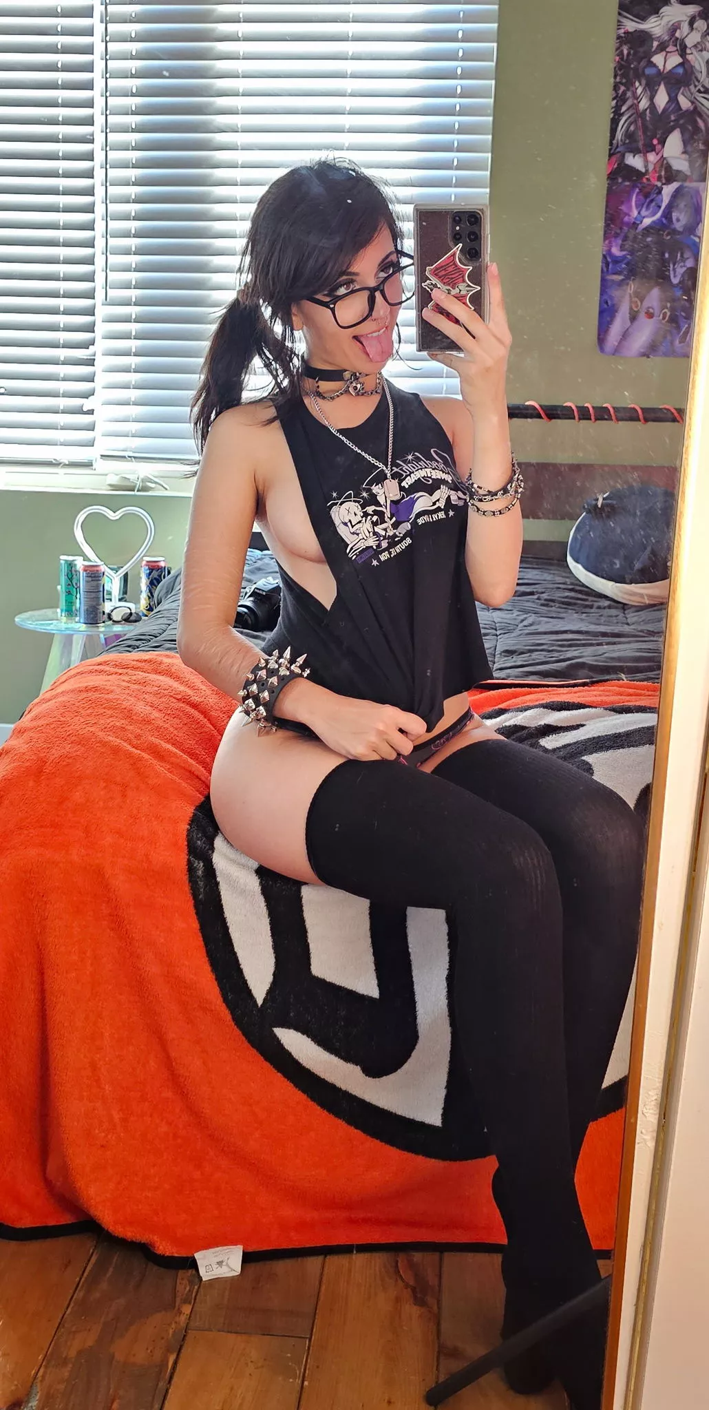 I prefer to wear tops with no bra, for the easiest access <3