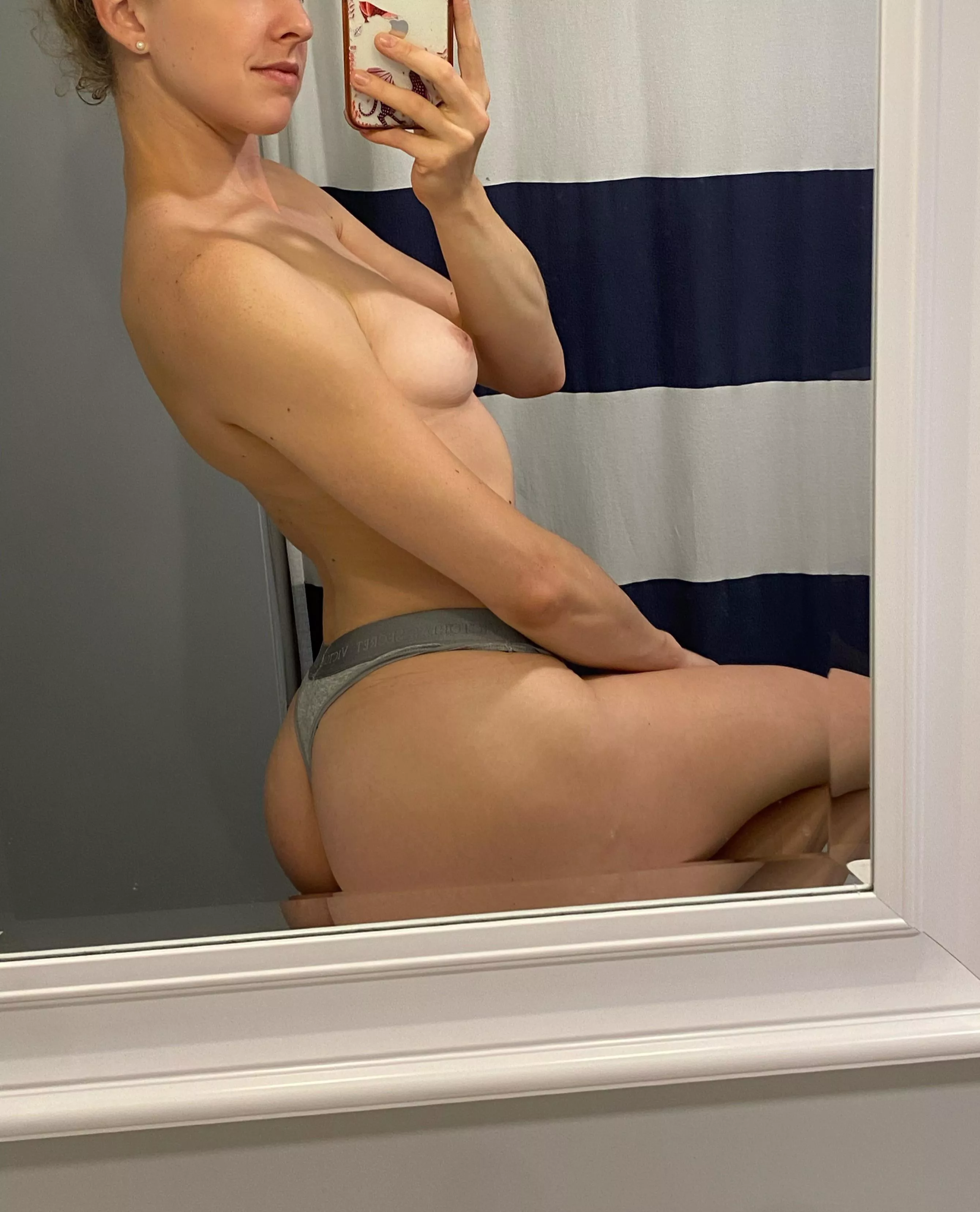 Just a girl in her 30s hoping you enjoy the view 😘