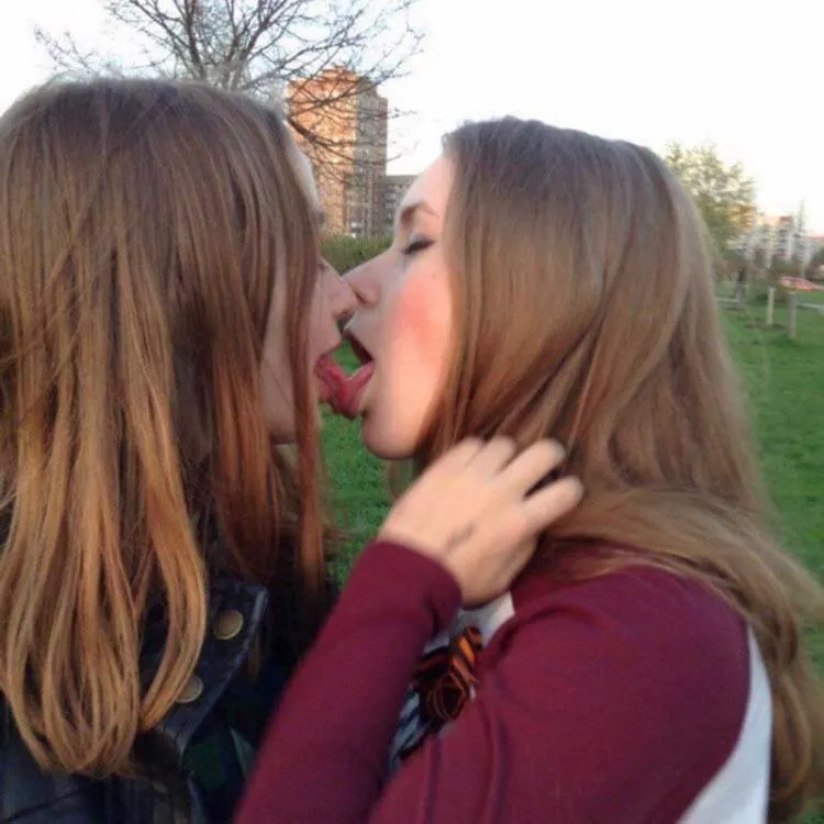 Little tongue action