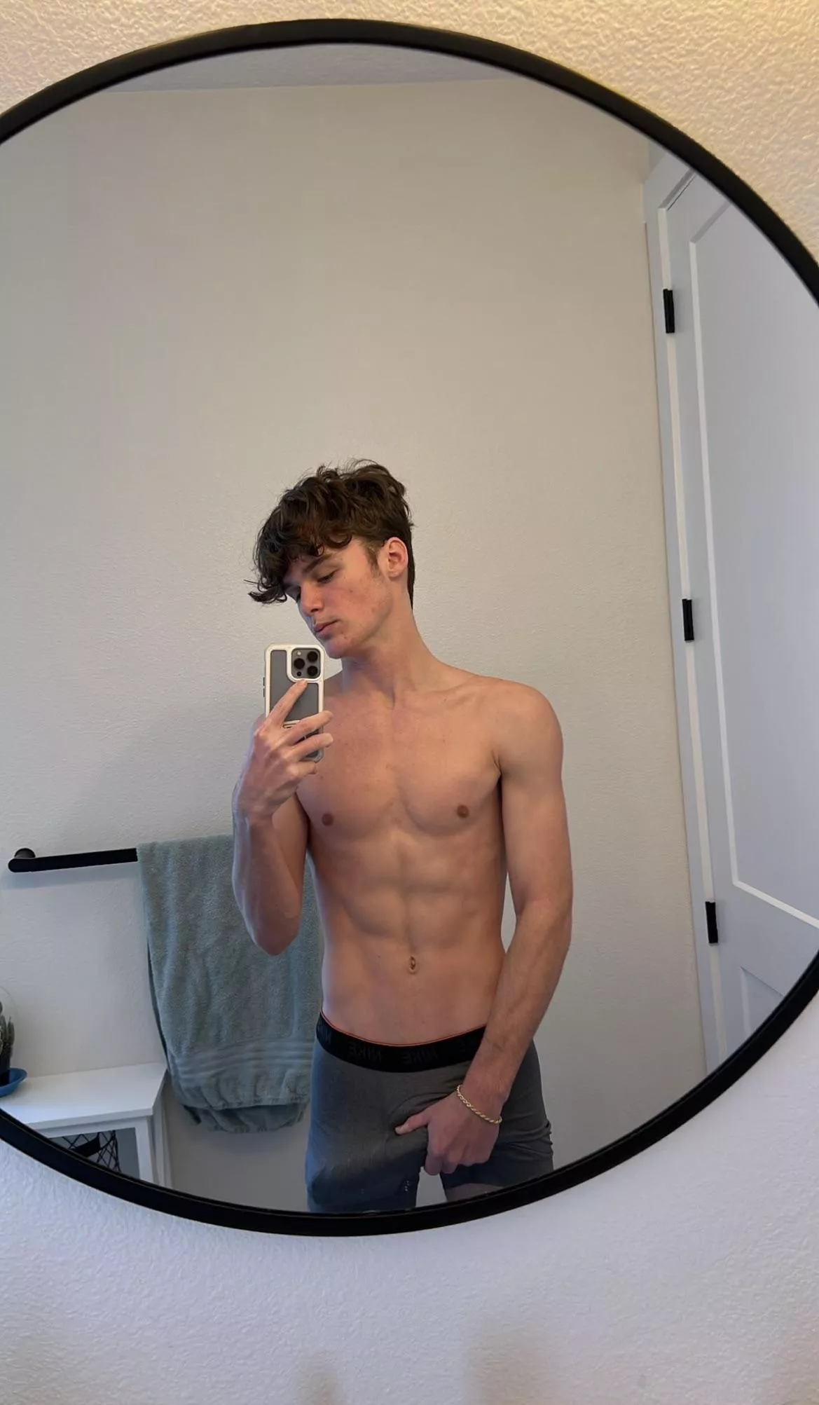 my 19th birthday is sunday 😋 come send me your gift 💰