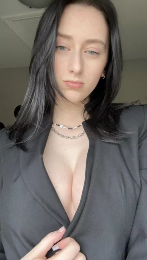 No bra - just magic buttons 🎩🪄