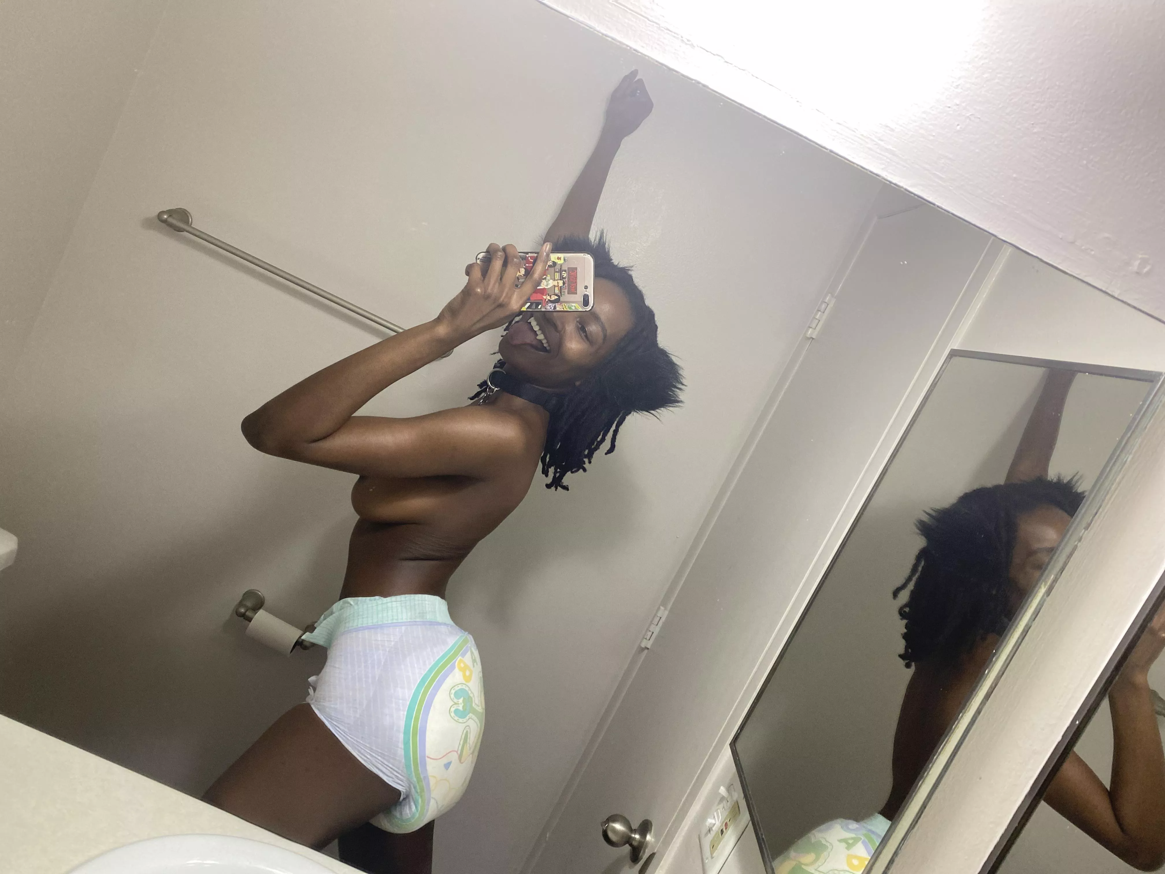 Saggy Diaper Mirror Selfie!💞🐾 Have a good day everyone and remember to smile!