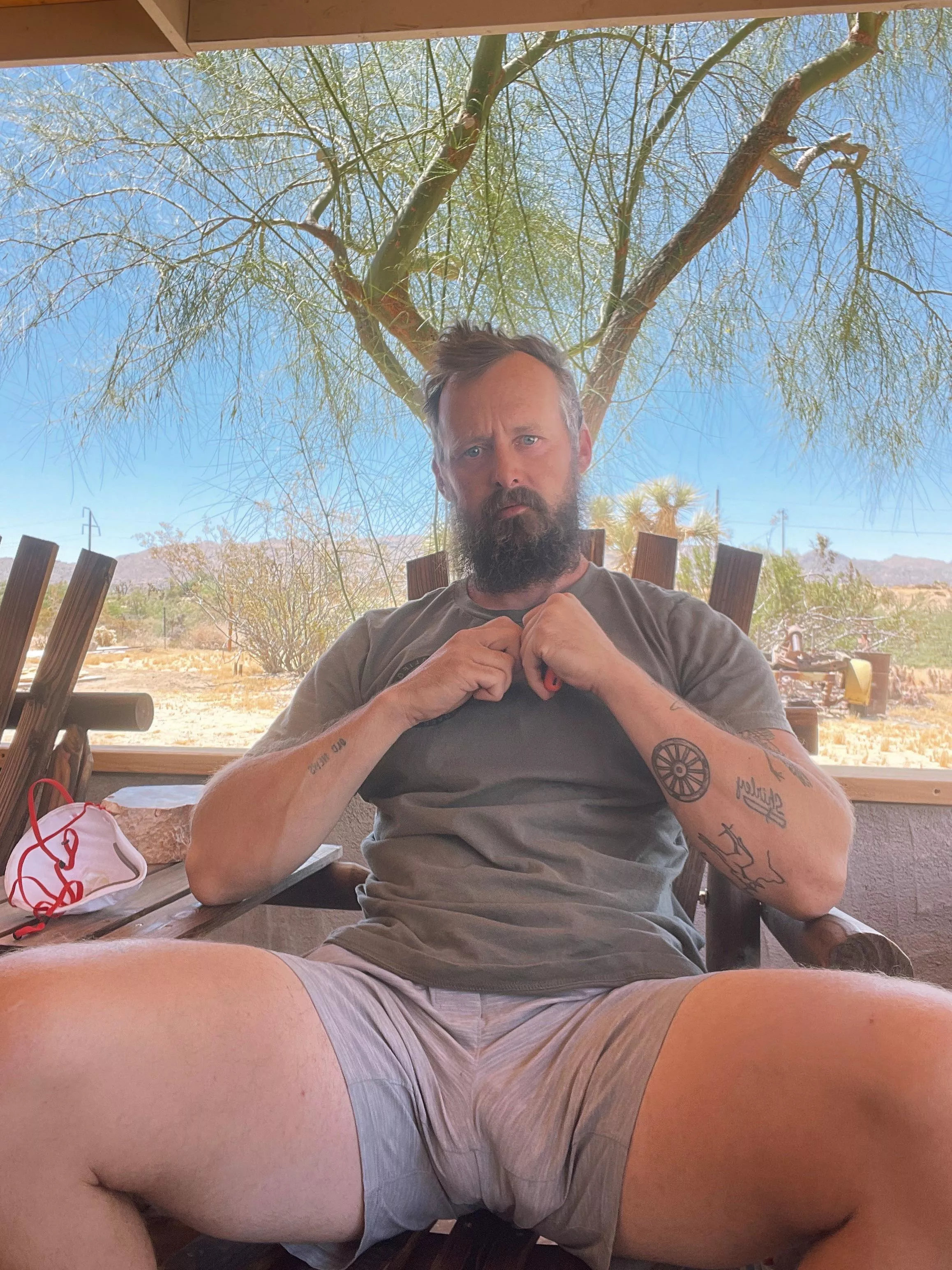 Daddy’s got thick thighs!