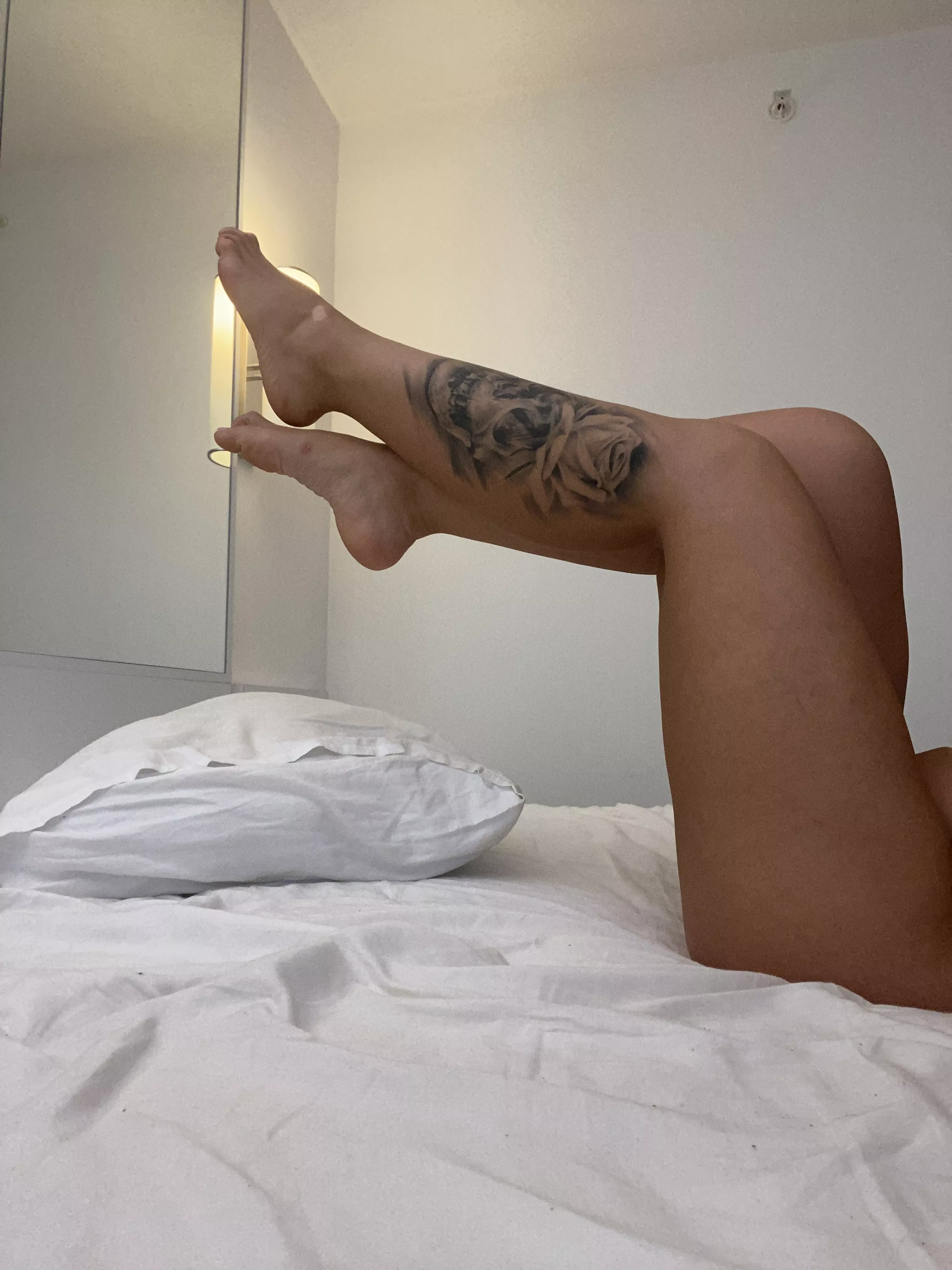 For connoisseurs of women's legs and beauty