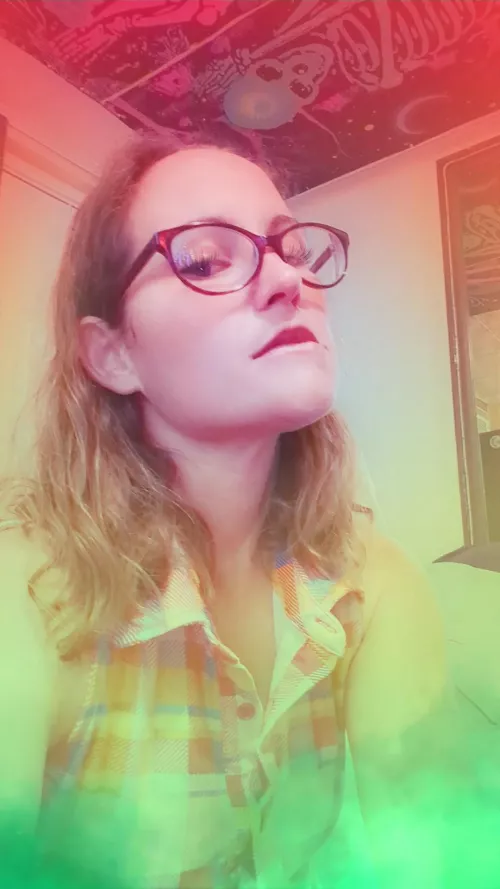 Naughty MILF wants to play, check out my page and contest entry link in comments 😉 Go ahead give it a click