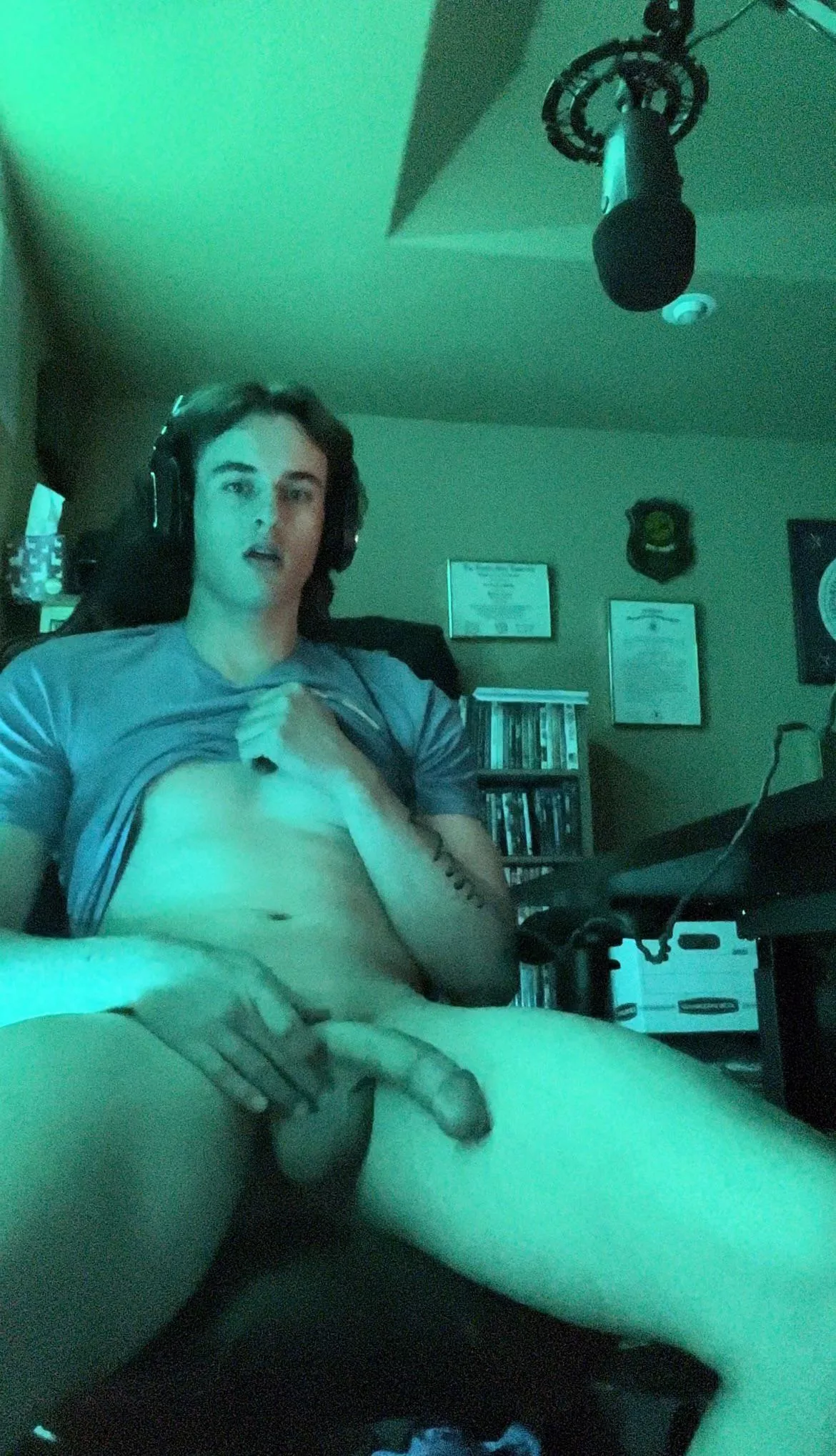 Who wants to choke on my cock and please me while I game?😈