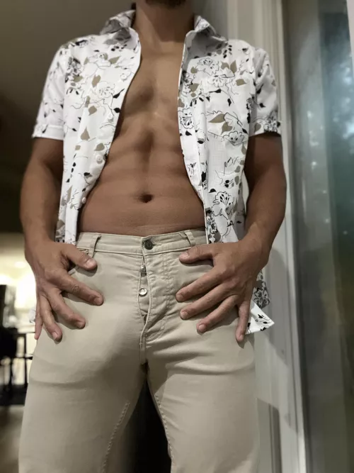 Aloha sexy people! Anyone wanna join me on this Aloha Friday??