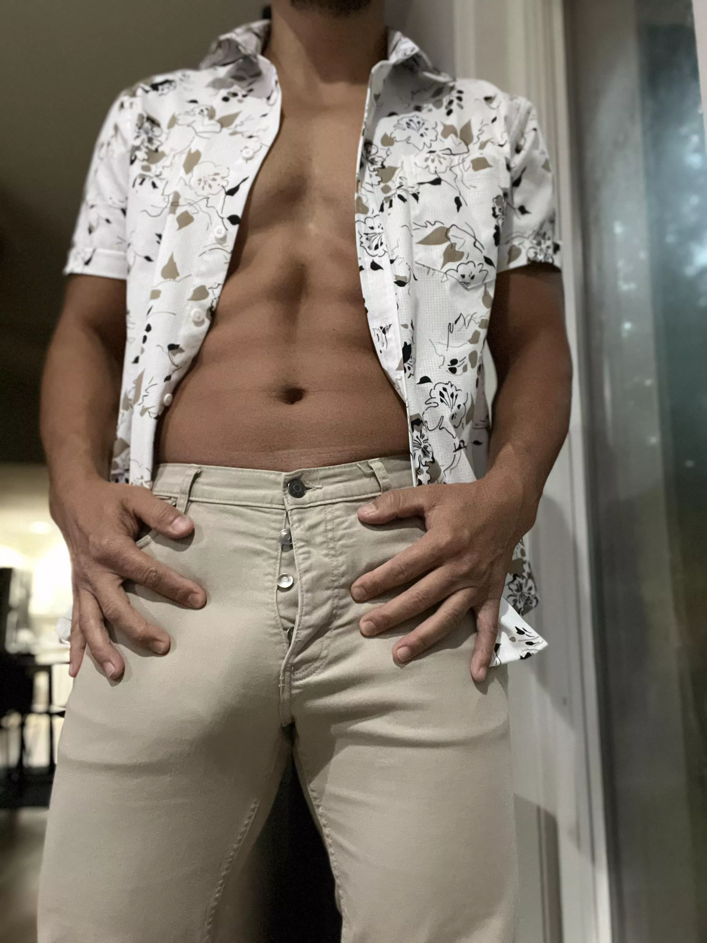 Aloha sexy people! Anyone wanna join me on this Aloha Friday??