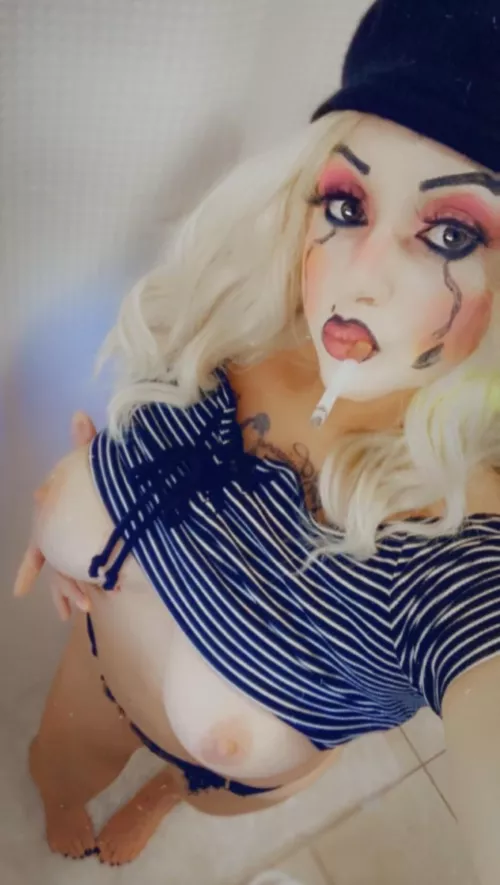 Have you ever seen a sexy clown girl smoke? 🎈💋