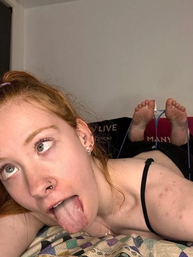 Hi babes I’m new here so thought I’d introduce myself🩵 I’m Chelsea 19yr old bratty egirl sub from Aus - all my links are in my bio🥵🔞