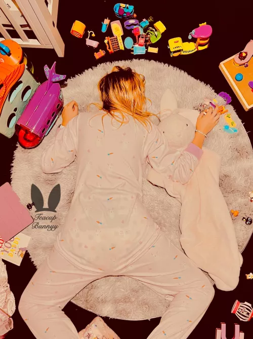 This is what Daddy came home to today 🙈 being baby is hard work sometimes 😴 ໒꒰ྀིっ˕ -｡꒱ྀི১