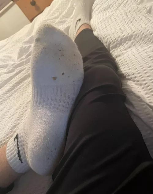 18 dm me I like feet and have a kink for cum socks. dm if same interests