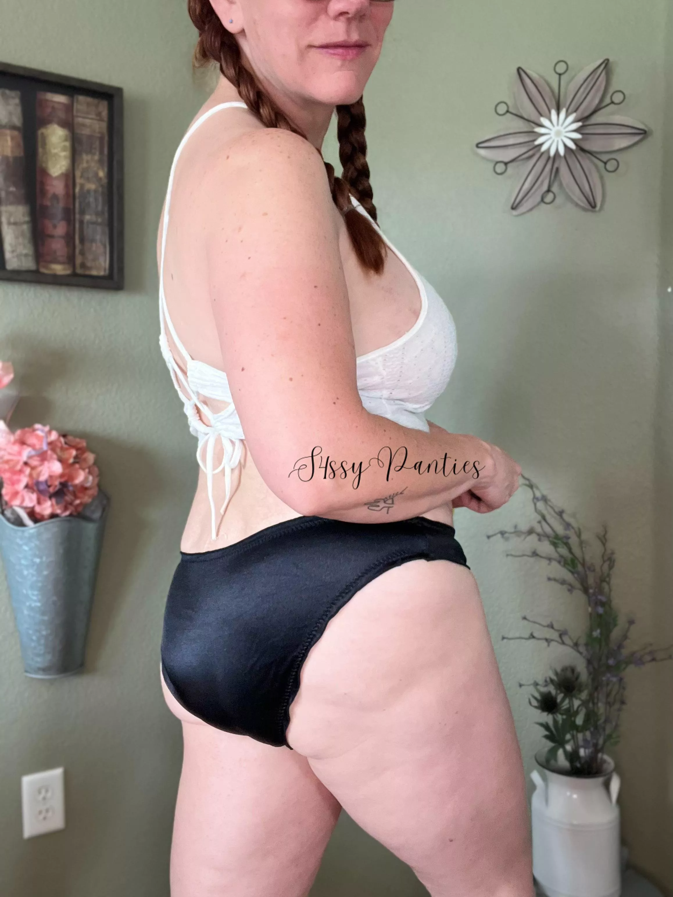 Want a little sniff and taste of this mature fet friendly redheaded milf? You know you do. Going on vacation to Vegas next week… they’ll be good and sweaty. Let’s make it happen. See pinned posts and dm to get yours. [usa][selling] starting at $30