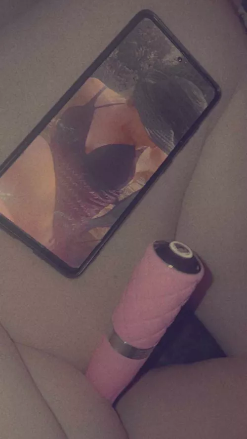 Cumming to secret pics I took of my mom 🙈