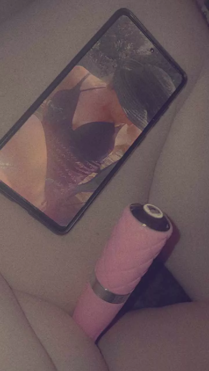 Cumming to secret pics I took of my mom 🙈