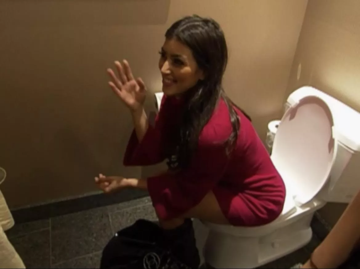 Does anyone else find Kim on the toilet hot as fuck?!