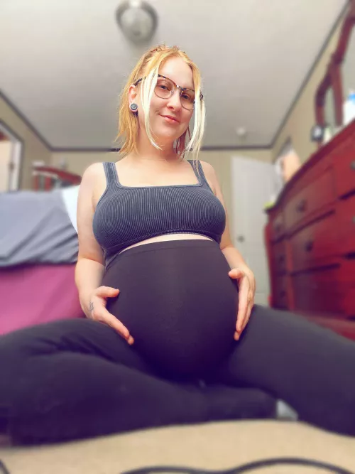 Feeling sexy in my 9 month pregnant belly ✨