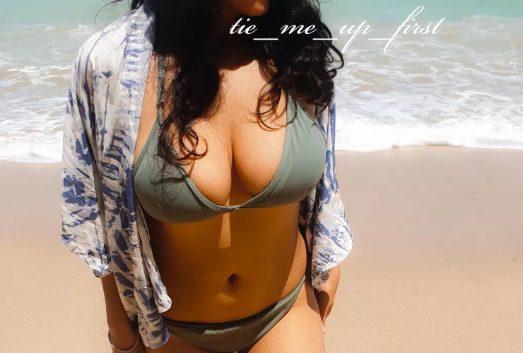 How long can you manage to maintain eye contact if we are hanging out at the beach? [F]