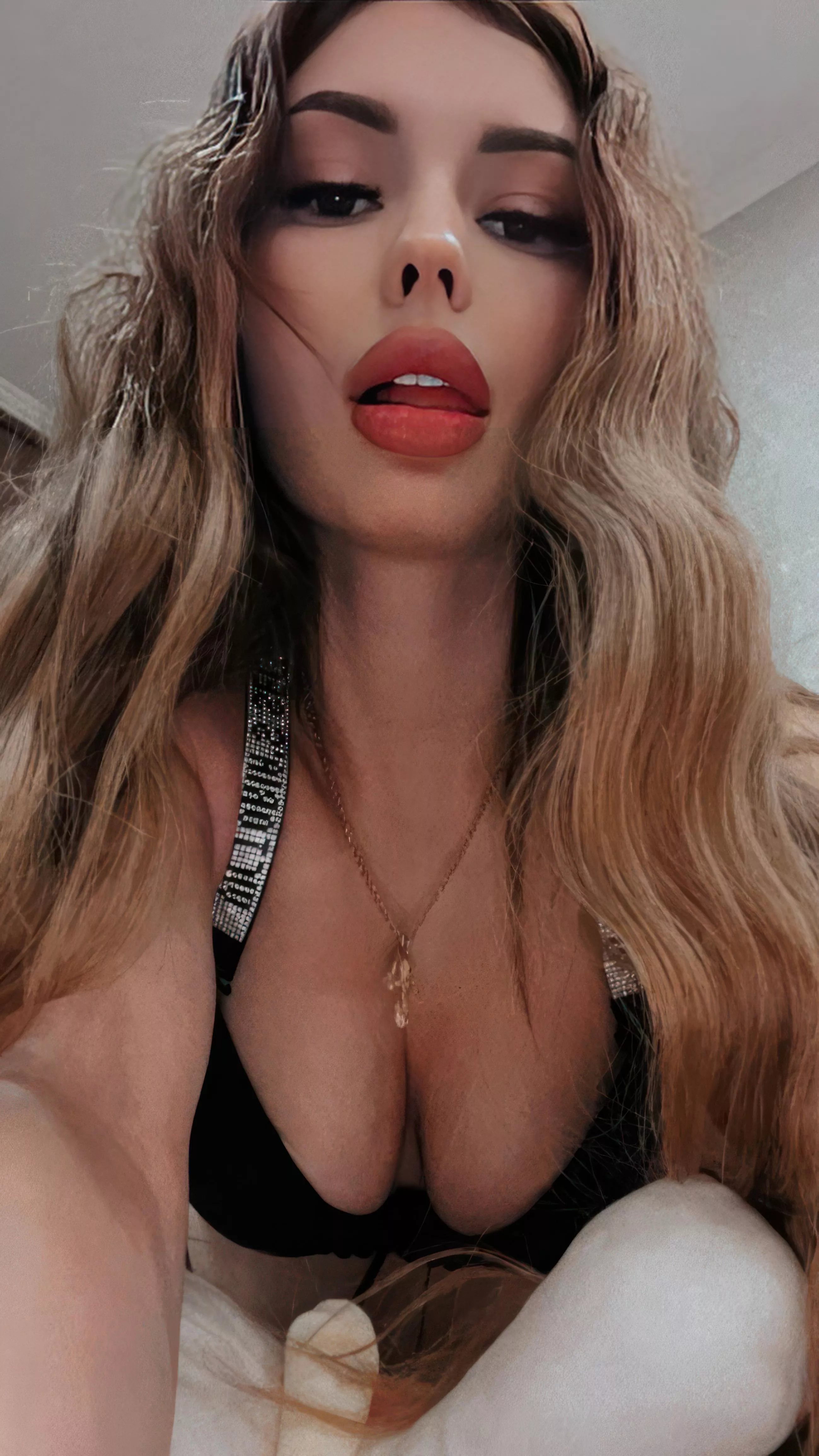 I like to take sexy selfies for you