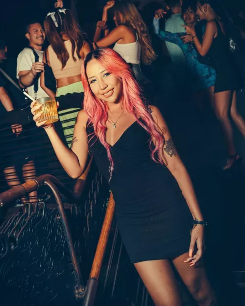 I'm look good with pink hair and black dress, love it!