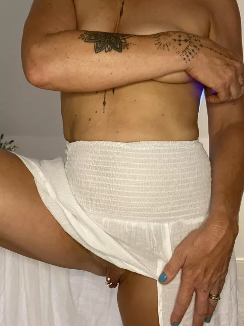 Love the slit in this skirt!