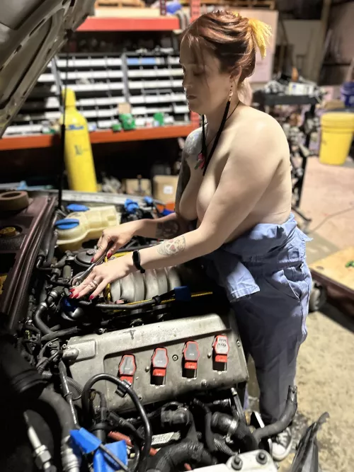 My husband and his friends always love when I help them work on their cars. Lol I don’t know why I’m not that good with a wrench 😈😈