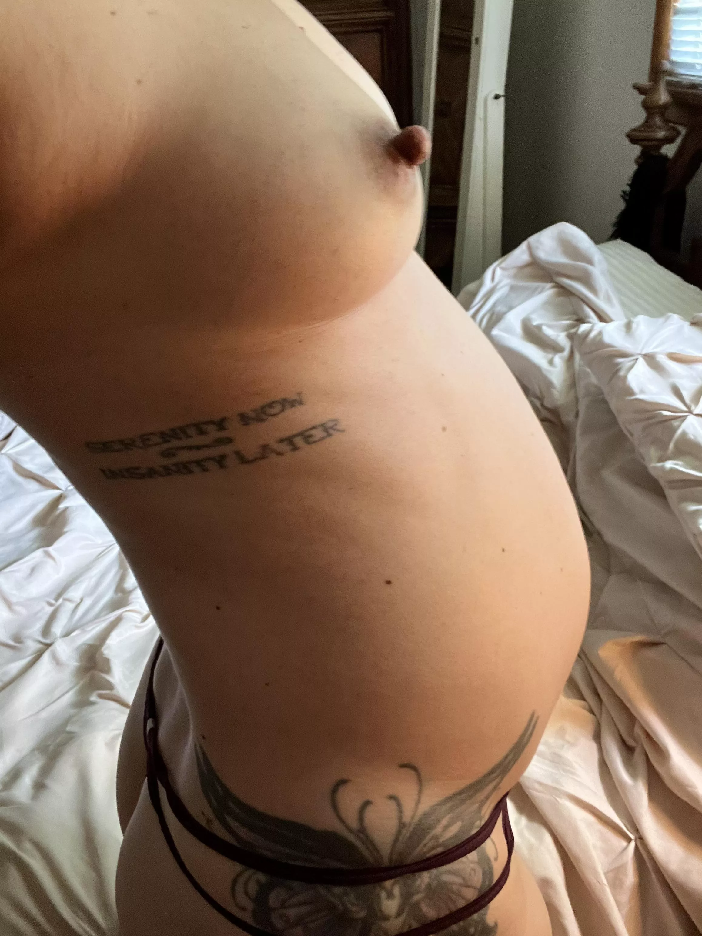 My pregnant belly is slowly getting bigger 💋