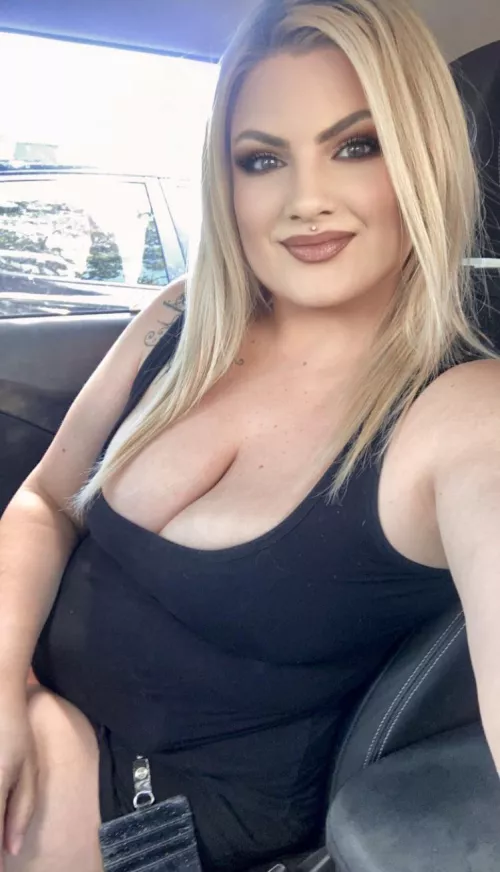 This thick MILF got a raise today! 🎉🤘🏻